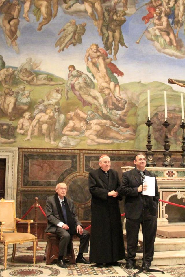 Mons. Andrea Lonardo nella Cappella Sistina con il Cardinale Vallini e l'ex direttore dei Musei Vaticani Antonio Paolucci
