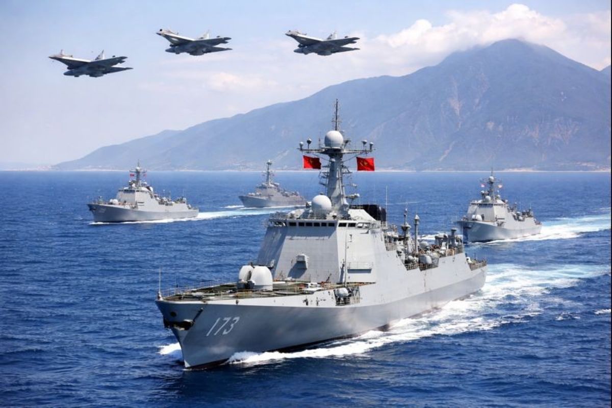 Taiwan, il braccio di ferro sale di livello: armi Usa e razzi cinesi