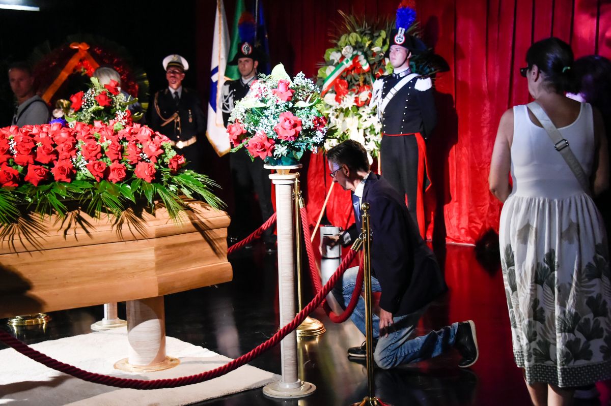 Un ultimo applauso a Pippo Baudo: rose rosse, emozioni e commozione