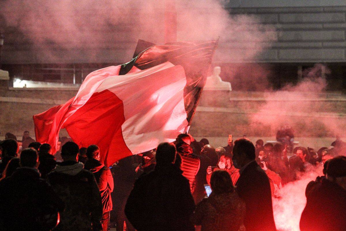Belgrado in fiamme: migliaia di manifestanti bloccano la città