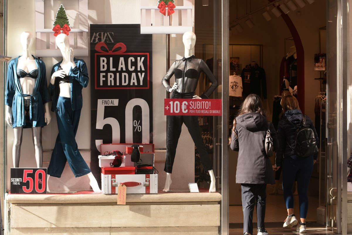 Black Friday 2025, Italia in saldo tra euforia e truffe