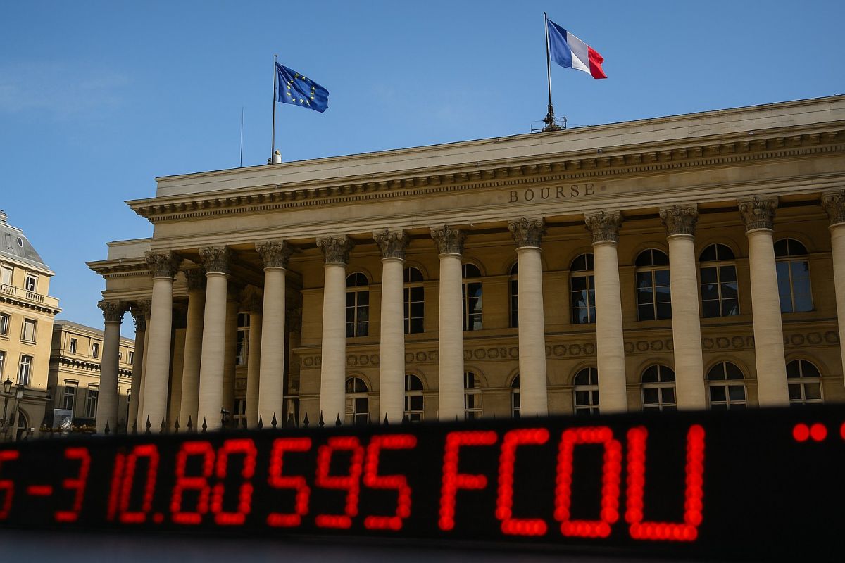 Francia sull’orlo: debito, Borsa e fiducia in fibrillazione