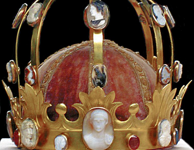 Furto lampo al Louvre: rubati i gioielli di Napoleone