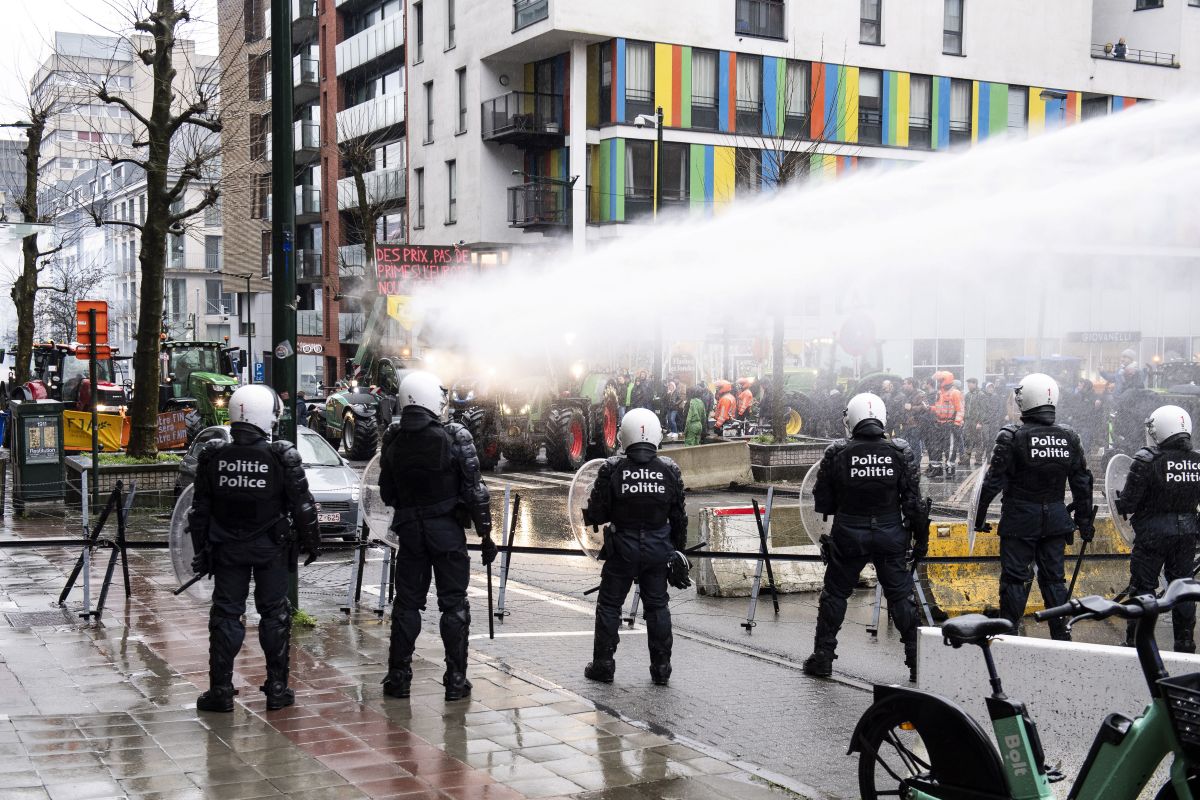Scontri serali tra studenti e polizia a Novi Sad scuotono la Serbia