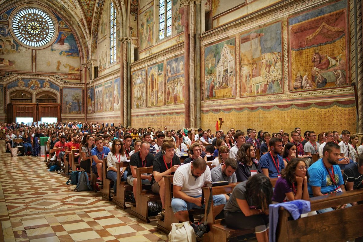 Luci di speranza ad Assisi: i giovani francescani si mettono in cammino