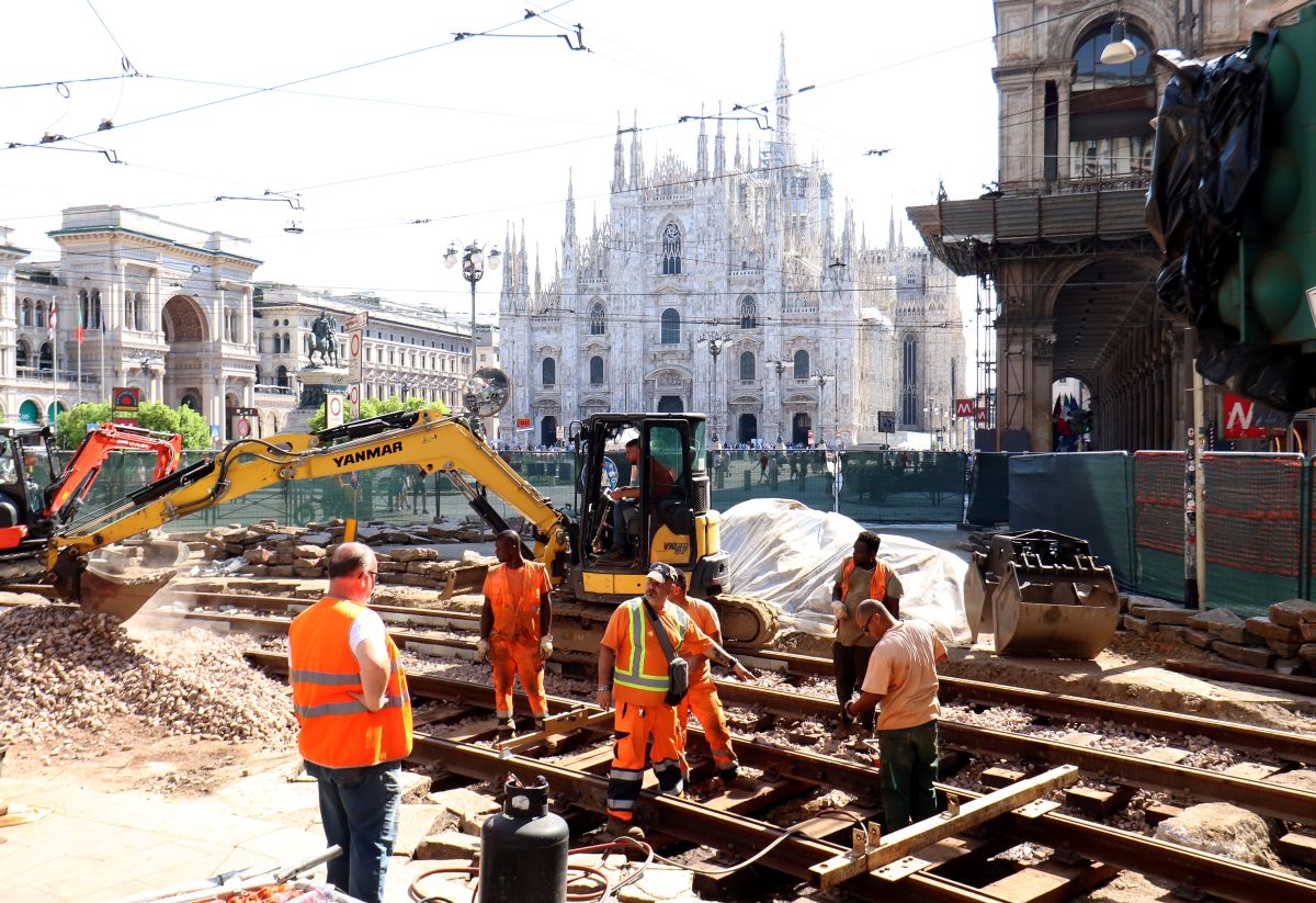 Operai in buca, colpiti da malore: uno in coma, allarme caldo sul lavoro