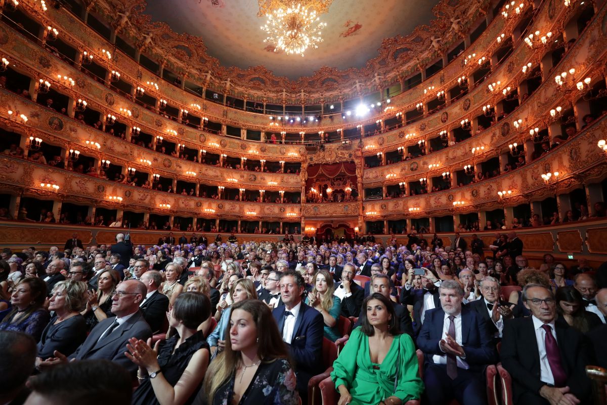 La Fenice, Capodanno tra ovazioni e spilla del dissenso contro Venezi