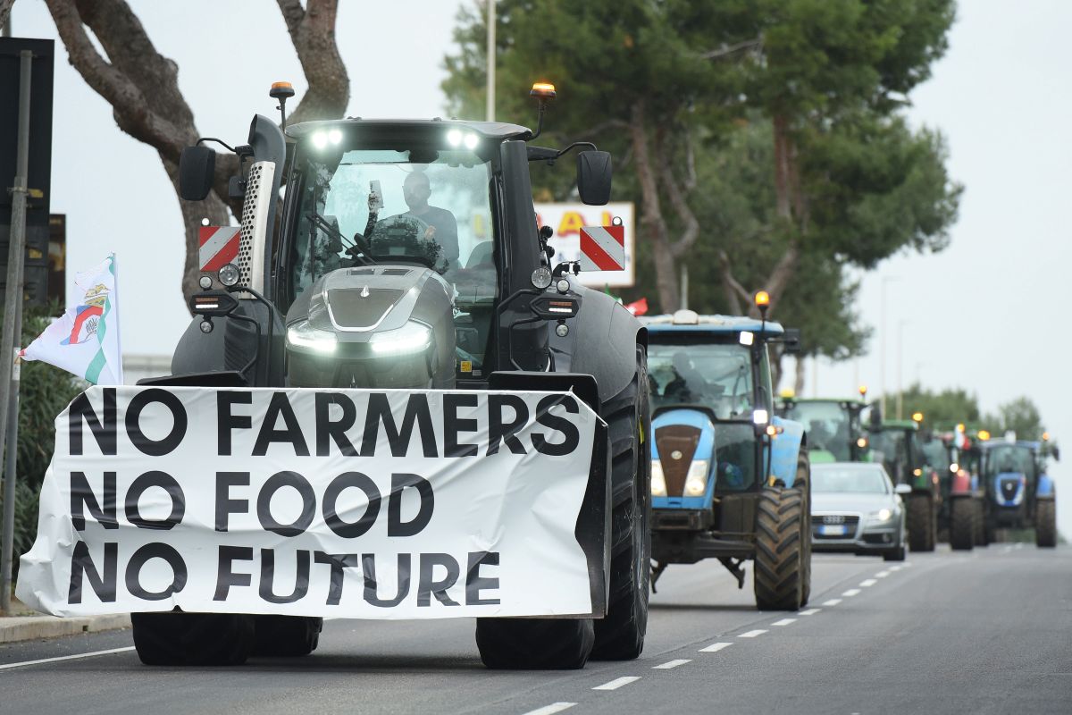 Mercosur, Parigi si ribella coi trattori: Macron annuncia il no