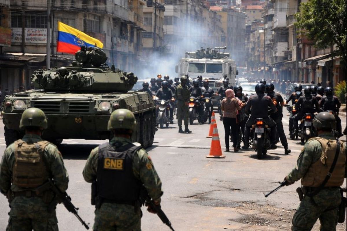 Caracas sotto assedio: tank, perquisizioni e caccia ai “filo Usa”