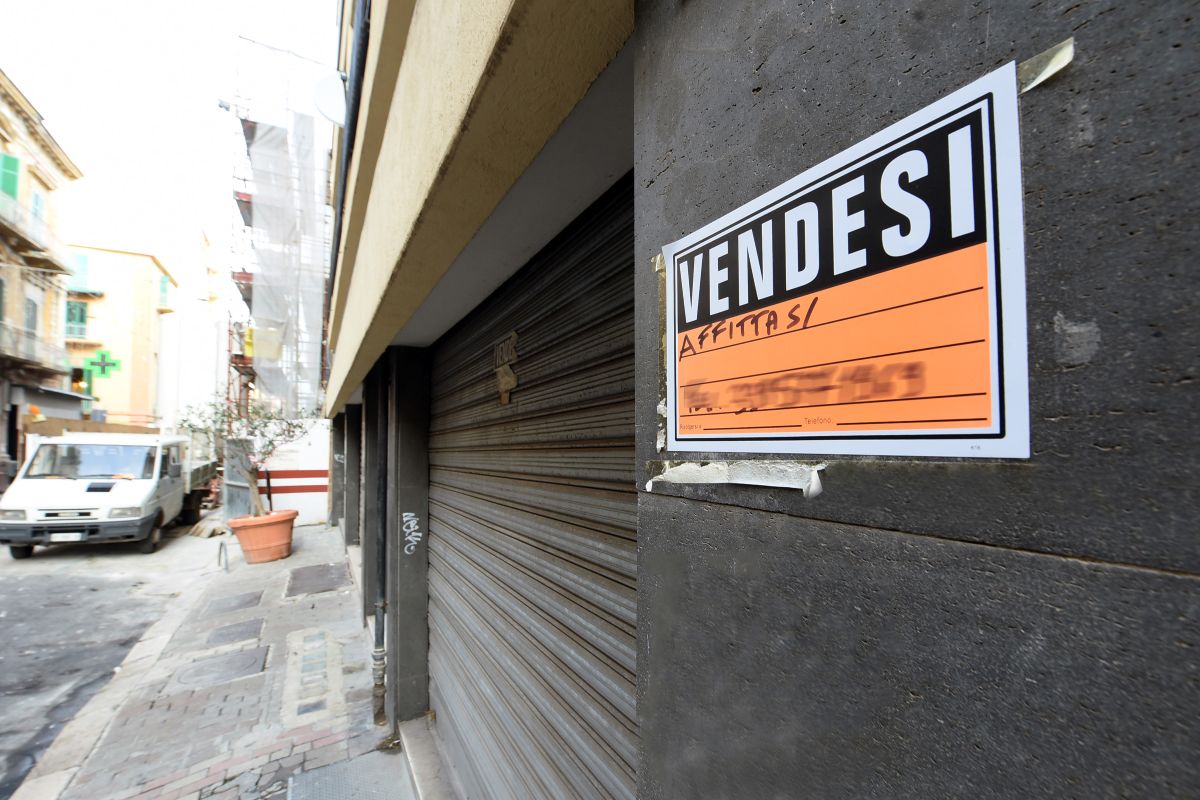 Quando chiudono i negozi le città perdono anche valore: fino a -16%