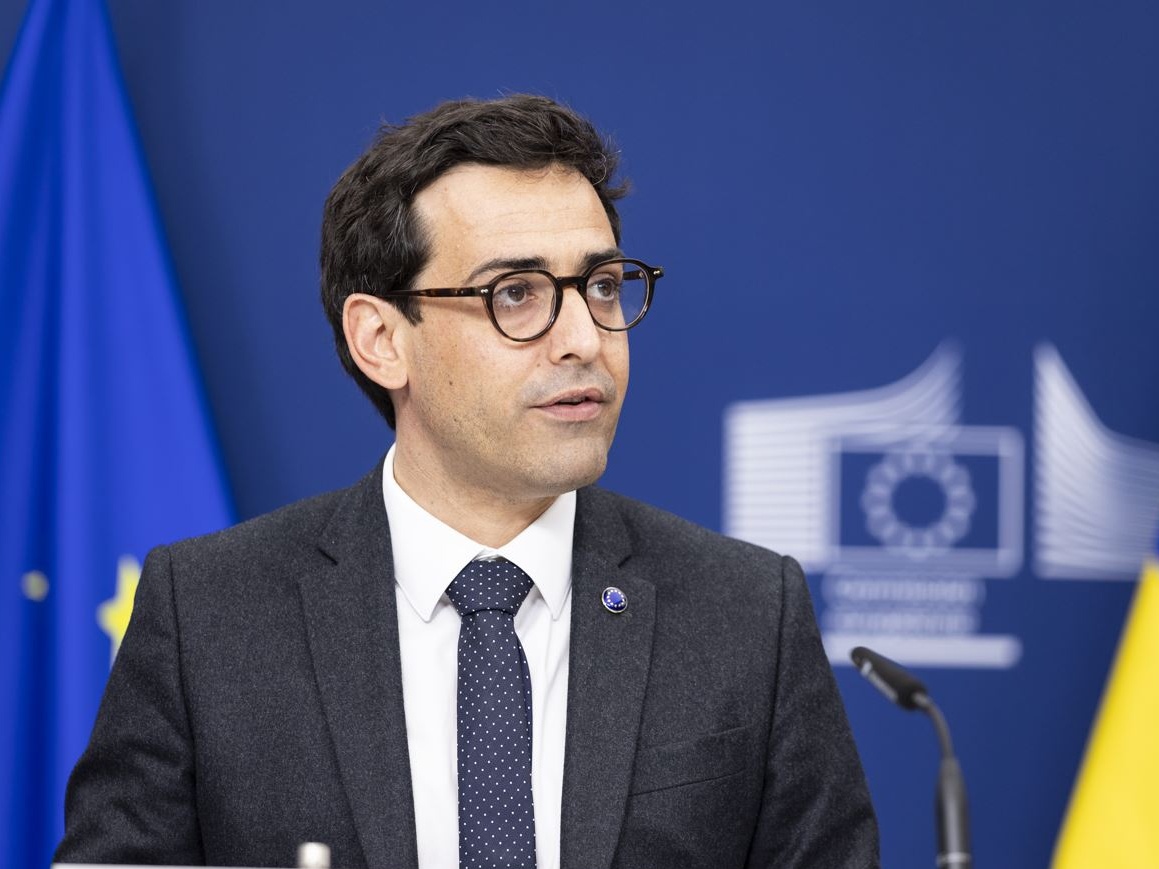 Dazi al 10% tra UE e USA, Séjourné: “Serve un’intesa equilibrata”