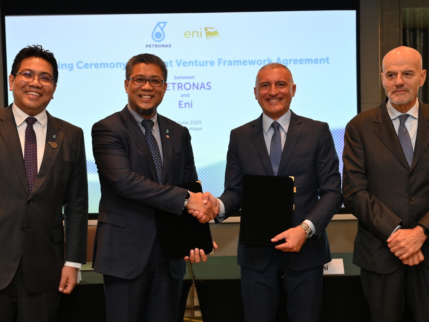 Eni e PETRONAS: intesa per unire le attività in Malesia e Indonesia