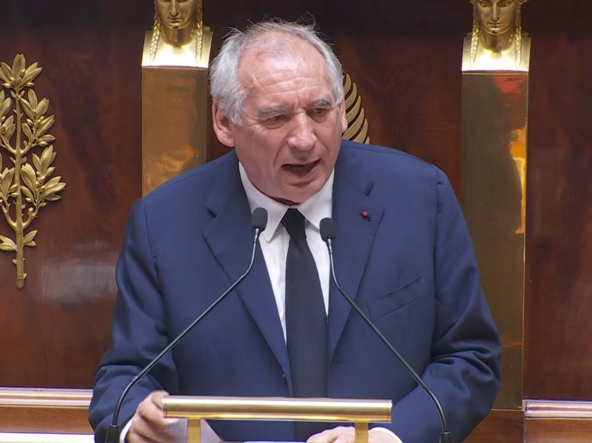 Francia, cade il governo Bayrou: l’Assemblée Nationale lo sfiducia