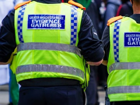 Manchester, attacco a una sinagoga: uomo uccide due persone e viene abbattuto dalla polizia