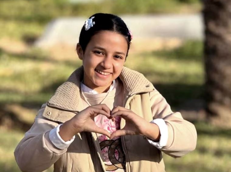 Yaqeen, la bambina con il forno di terracotta: uccisa a Gaza la piccola influencer diventata simbolo