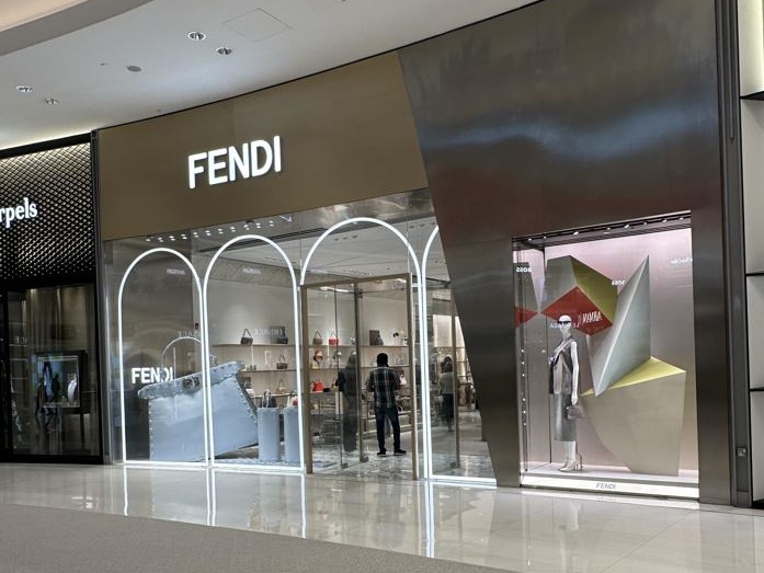 Milano, Fendi trasforma la sua nuova boutique in un museo vivente: tra Piermattei, sculture e savoir-faire artigiano