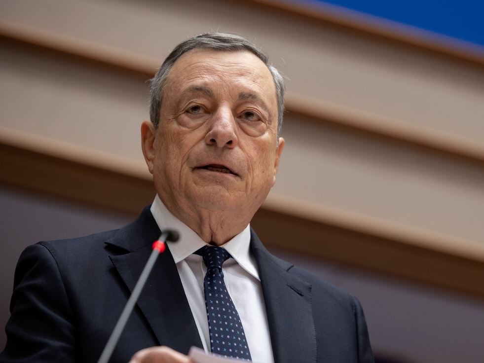 Draghi: “L’inazione dell’Ue mina la sua sovranità. Gli obiettivi sulle auto elettriche non sono più realistici”