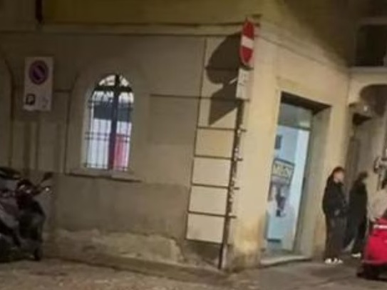 Cori fascisti nella sede di Fratelli d’Italia a Parma: esplode la polemica politica