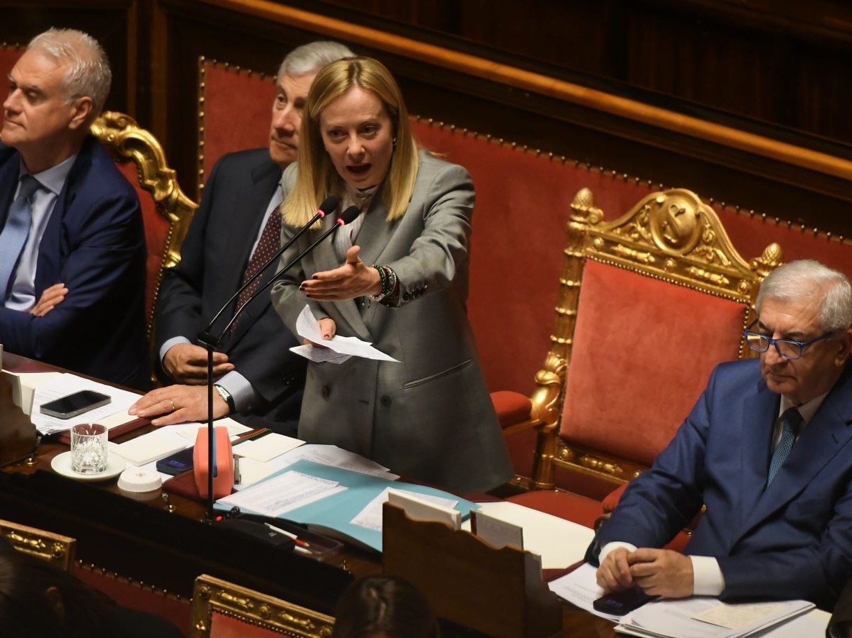 Meloni e la guerra come linguaggio. In Senato il verbo è latino, ma la pace è lontana