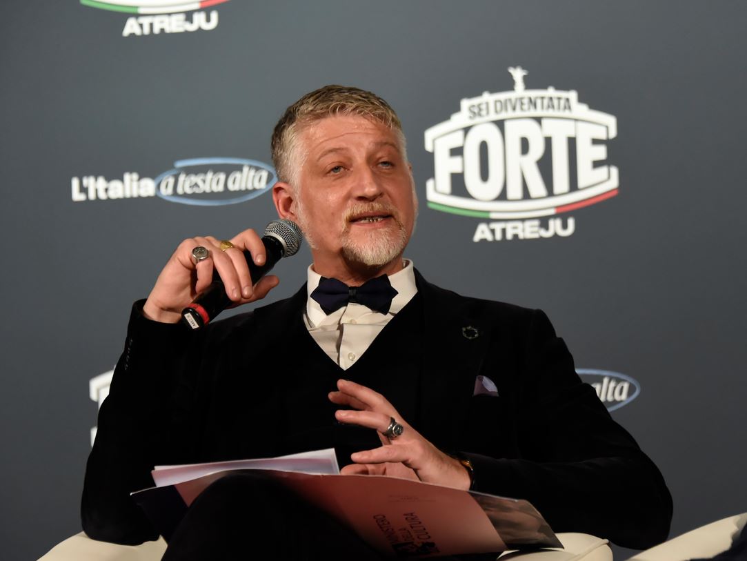 Giuli ad Atreju alza il tono: “I cani abbaiano, la carovana passa”