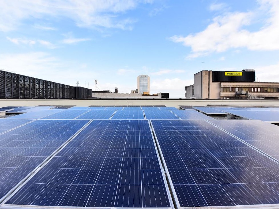 Poste Italiane accelera sulla sostenibilità ambientale: smart building, LED e il più grande piano fotovoltaico del Paese