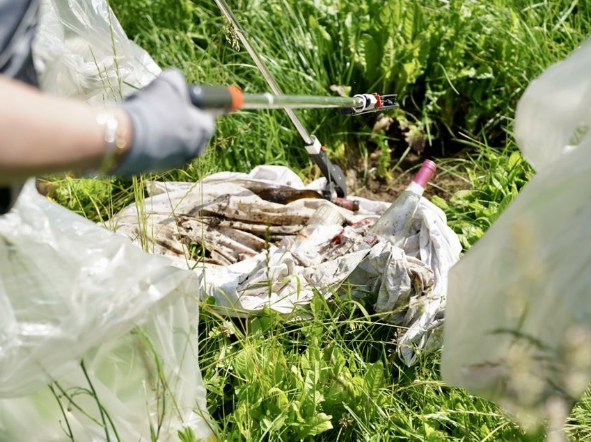 Parchi sommersi dai rifiuti, l’allarme di Legambiente