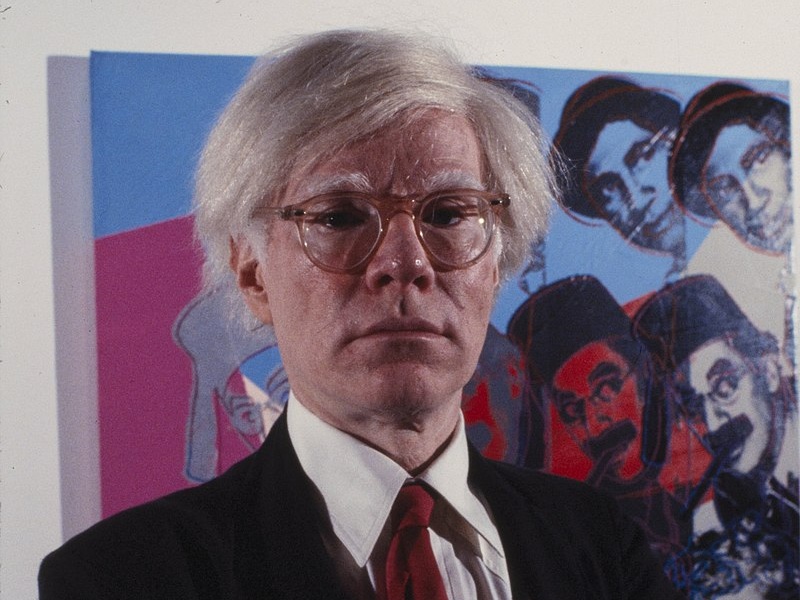 Warhol, l’ombra colorata prima della Pop Art. A Biella, tra tessuti e sogni d’artista