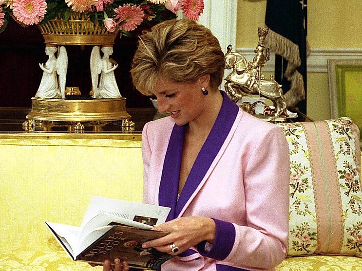 L’abito “Simpatia” di Lady Diana all’asta: un pezzo di storia che incanta il mondo del lusso