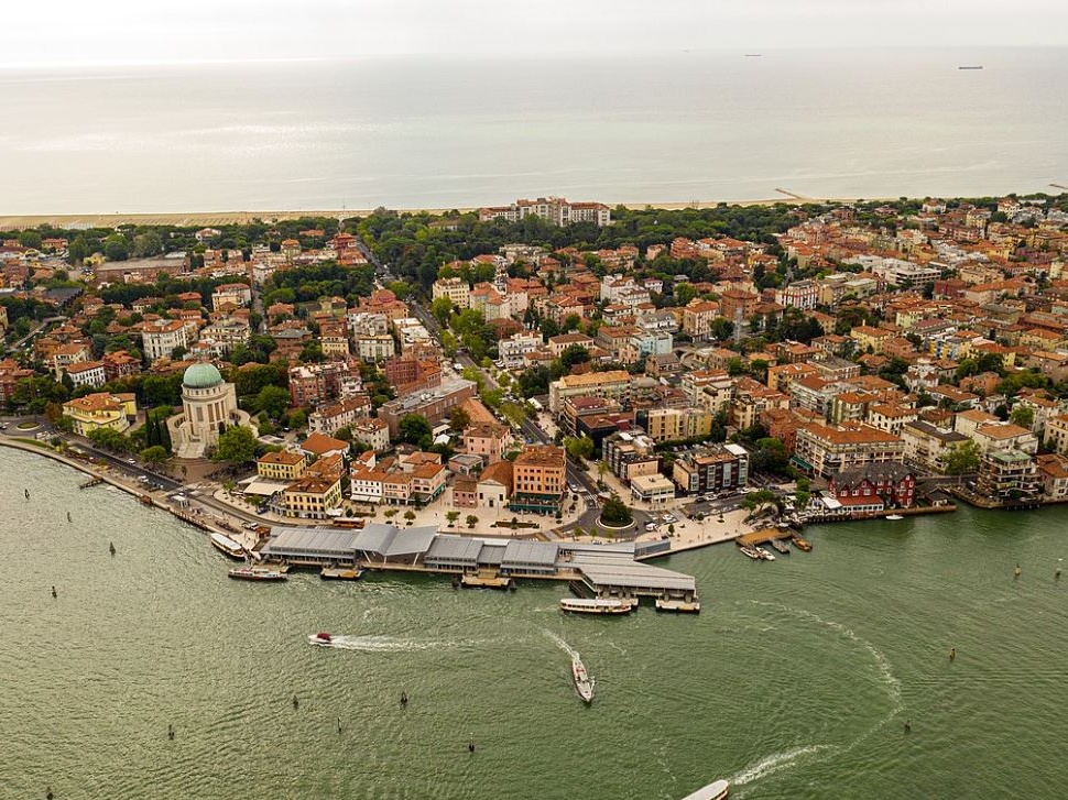 Isola Edipo torna alla Mostra di Venezia: arte, diritti e sostenibilità