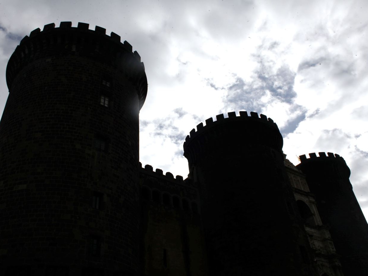 Visioni intrecciate nel cortile del Maschio Angioino: a Napoli debutta la rassegna Pickpocket