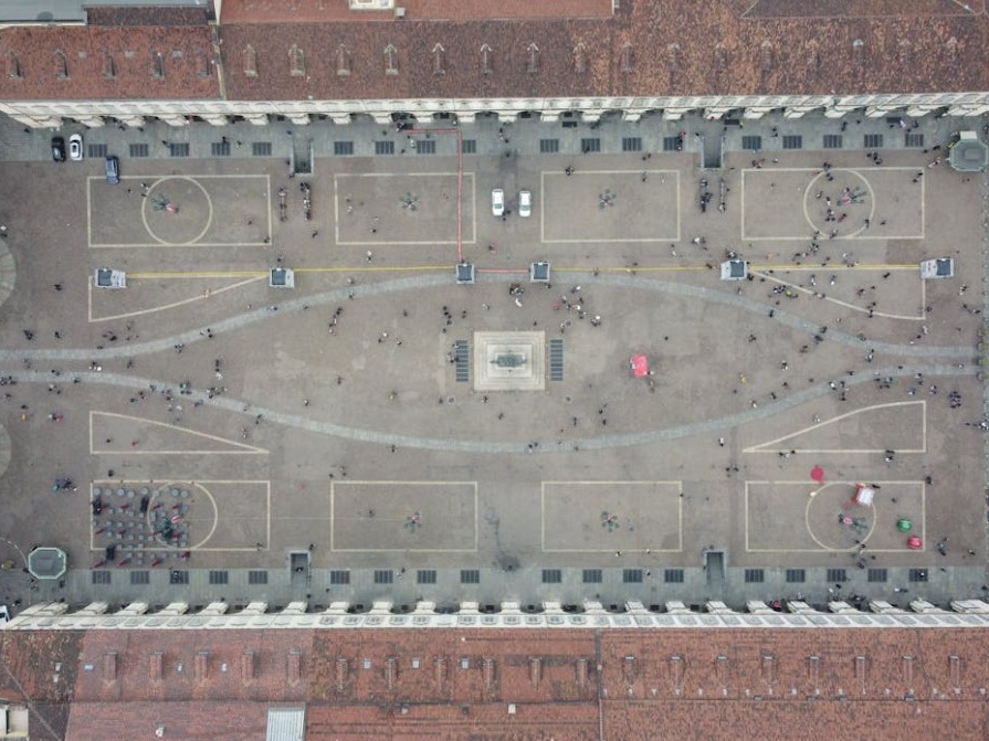 Torino, un’edicola storica si trasforma in spazio d’arte: “Postcard from Home” Daria Koltsova racconta l’Ucraina