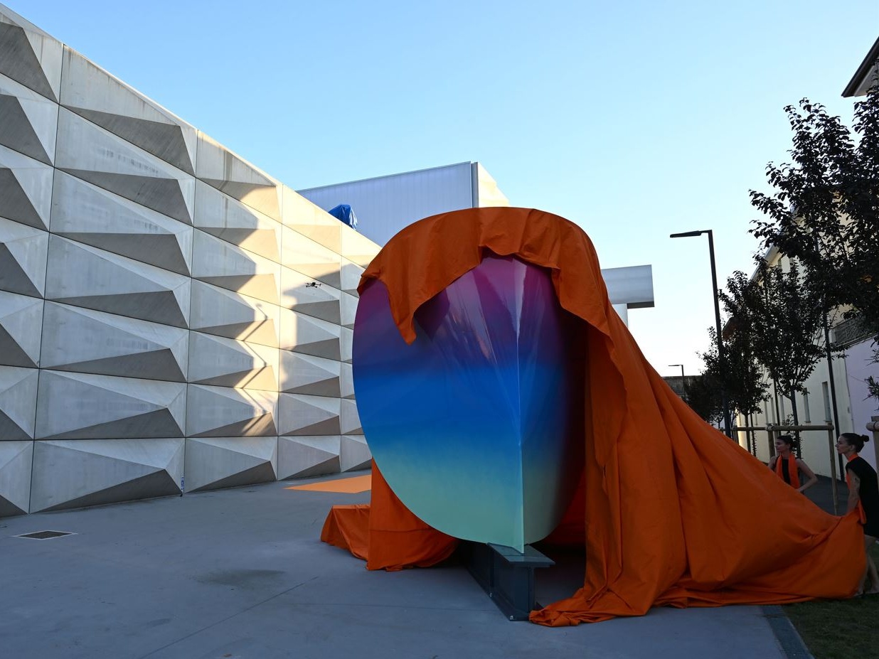 A Brescia, Ex-Stasis di Patrick Tuttofuoco inaugura una nuova piazza dell'arte