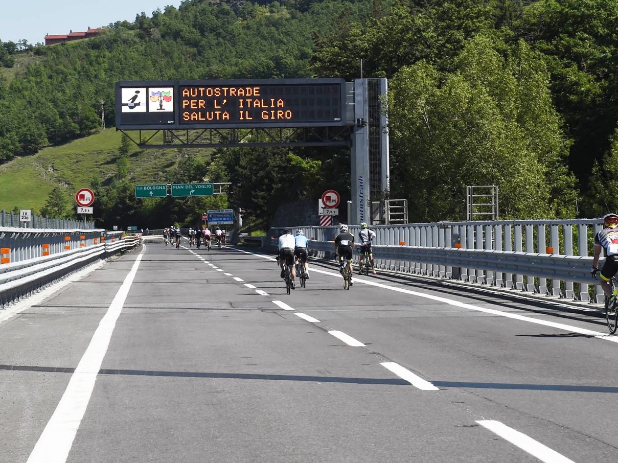 Gli eroi di Aspi in corsa con il Giro: sicurezza da prima linea