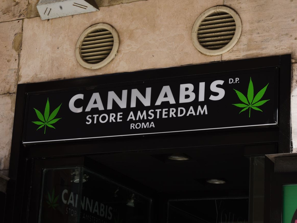 Cannabis light, arriva il giro di vite: vietata la vendita delle infiorescenze