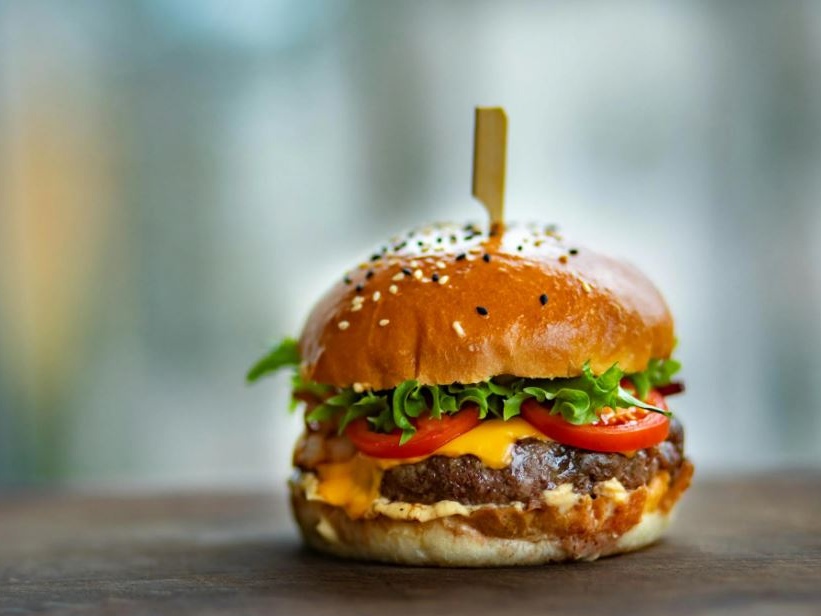 L’hamburger del fast food è un mosaico globale: oltre 100 bovini per un solo panino