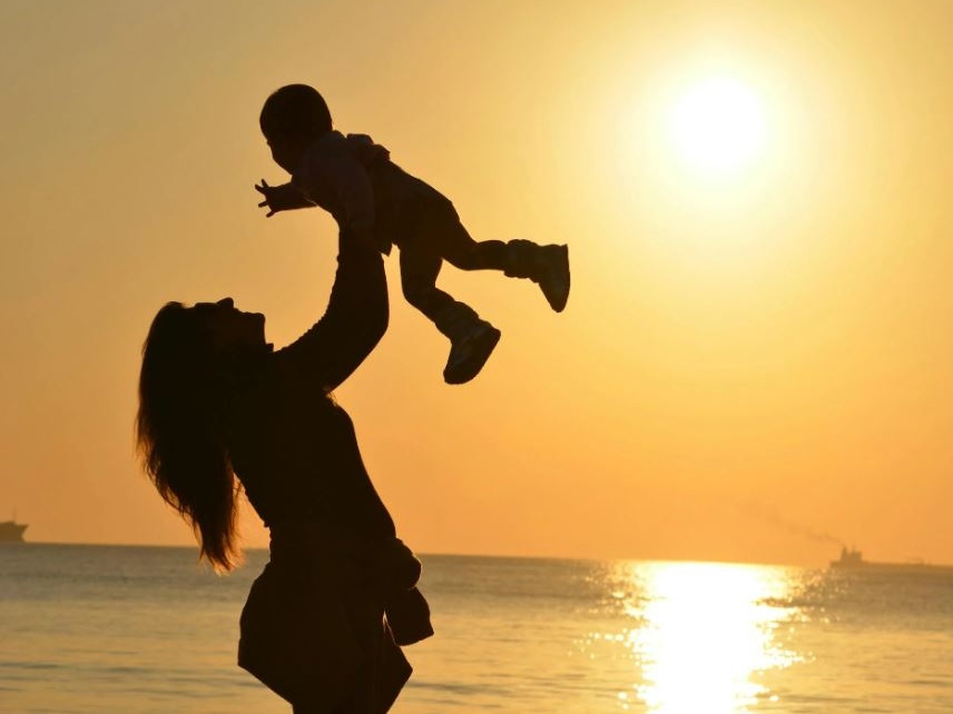 Madri sole e penalizzate: l’Italia resta ostile alla maternità secondo Save The Children