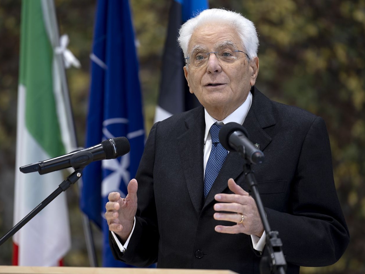 Mattarella: «Nuovi conflitti impongono una difesa europea comune»