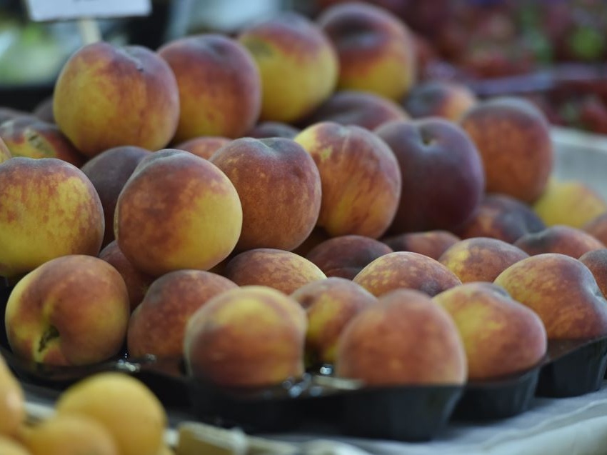 Pesche, nettarine e percoche: calano i volumi (-9%) ma la spesa cresce (+4%) per effetto dei prezzi