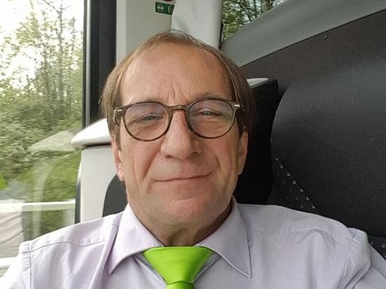 Un pullman, dei sassi e l’idea che “tifo” possa valere una vita