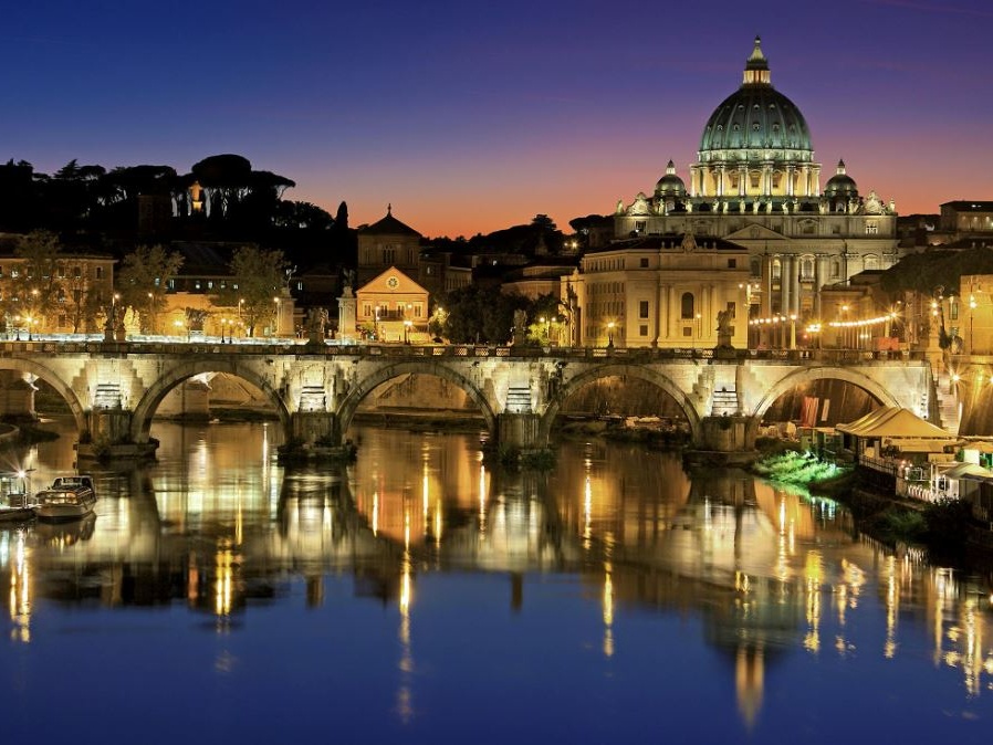 Roma, il Tevere si accende di luce con “Luminis”