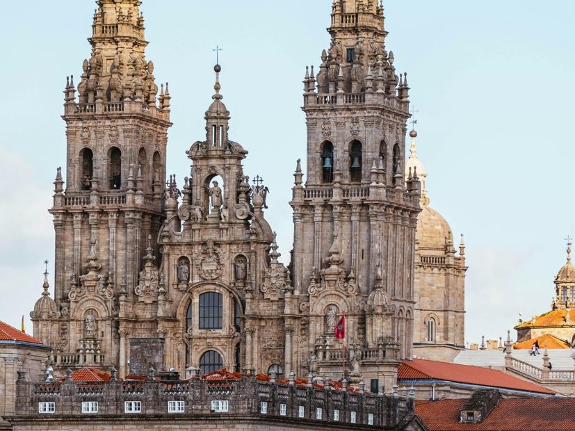 Perché il film di Checco Zalone ha fatto esplodere le ricerche sul Cammino di Santiago