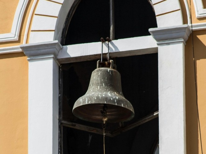 La campana delle otto: a Sanremo il suono che giudica, la memoria che ritorna