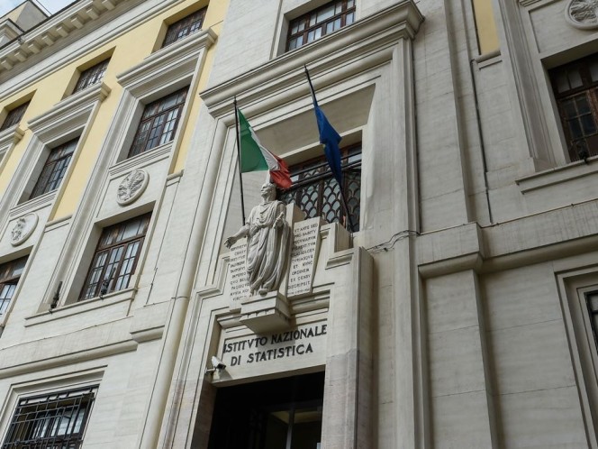 Istat, l’intelligenza artificiale entra nelle imprese