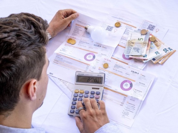 Bollette, l’effetto fine sconti si fa sentire: nel 2025 luce e gas tornano a pesare sui bilanci di famiglie e imprese